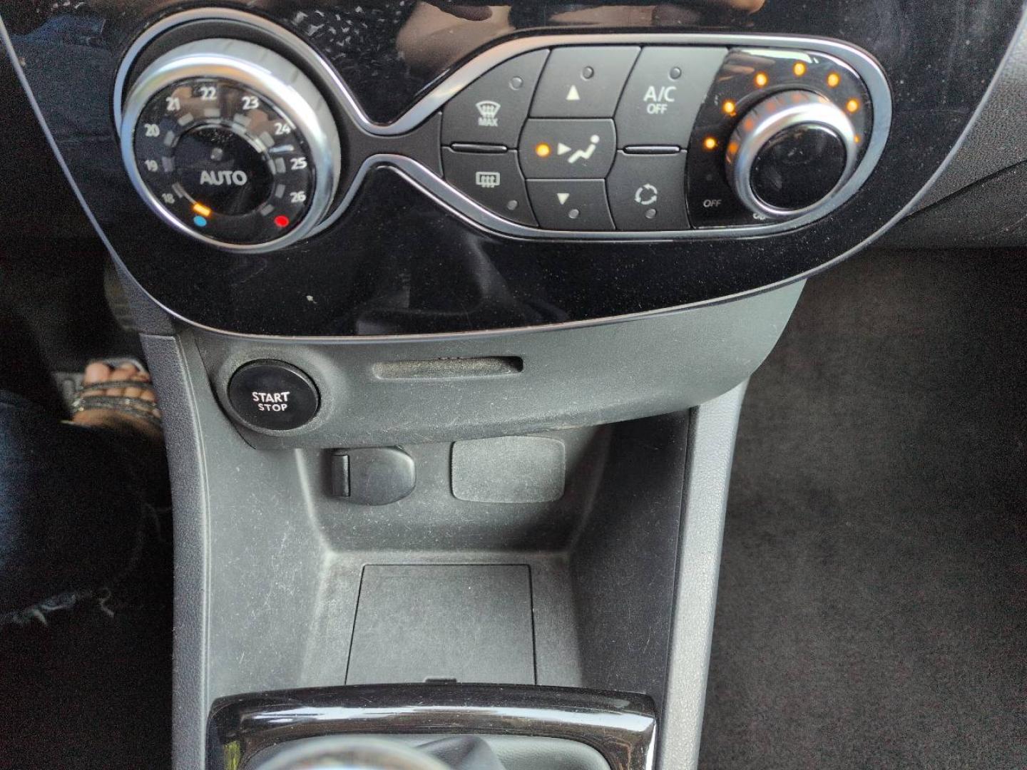 RENAULT Clio 1.5 dCi 90ch energy Limited 5p - Photo 17